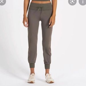 Vuori daily joggers